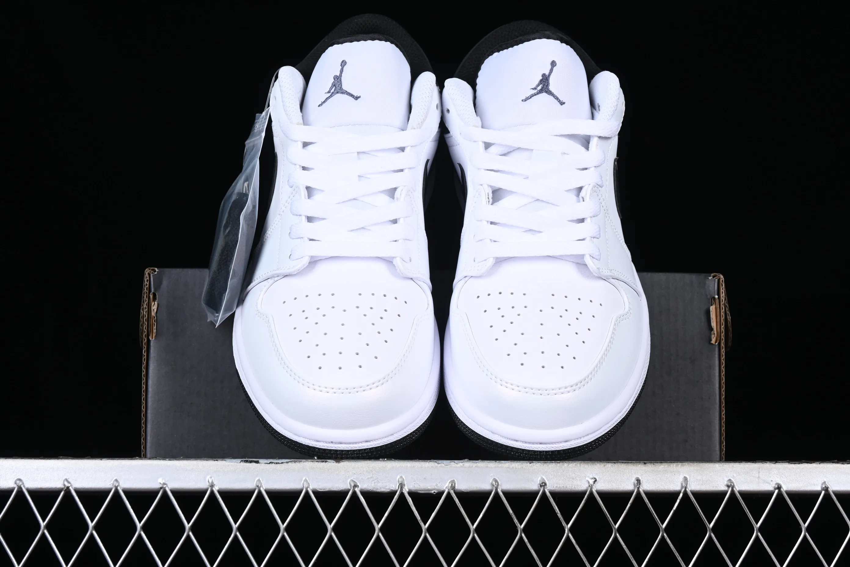 All categories Air Jordan Jordan series basketball shoes Air Jordan 1 Low Z version Air Jordan 1 Low AJ1 Joe 1 white and black color matching low-top cultural casual sneakers 553560-132